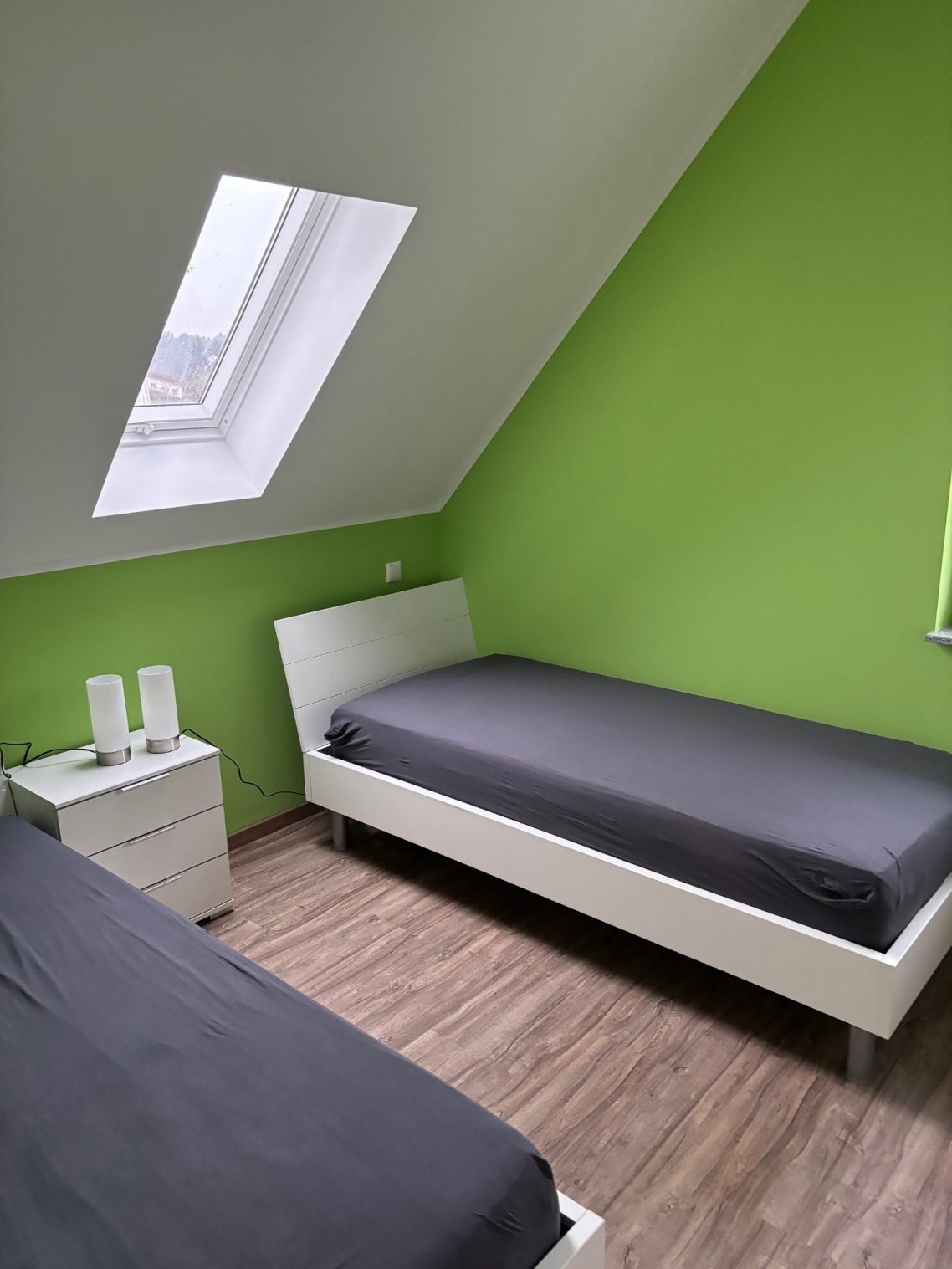 Schlafzimmer mit zwei Einzelbetten