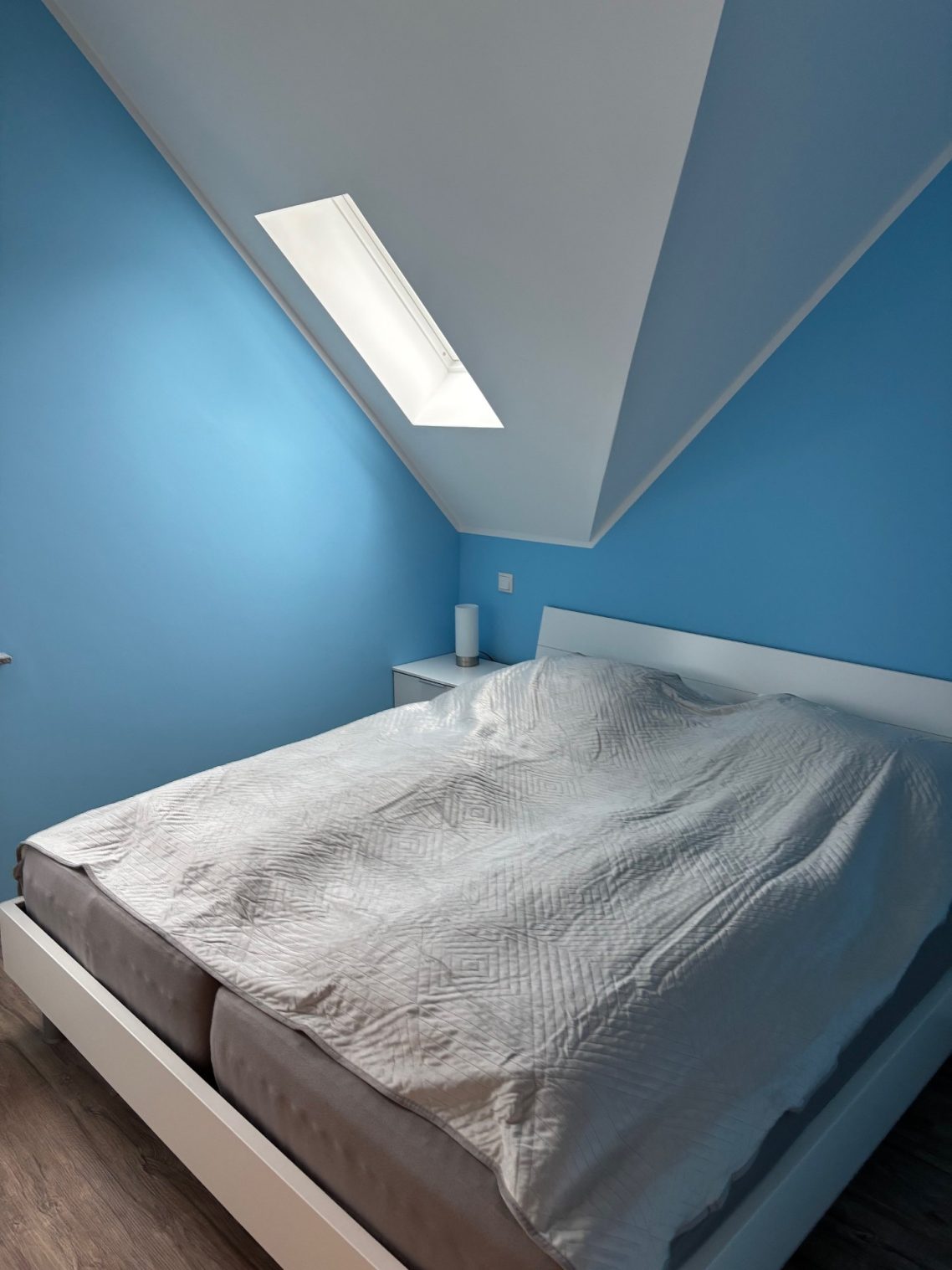 Schlafzimmer mit Doppelbett